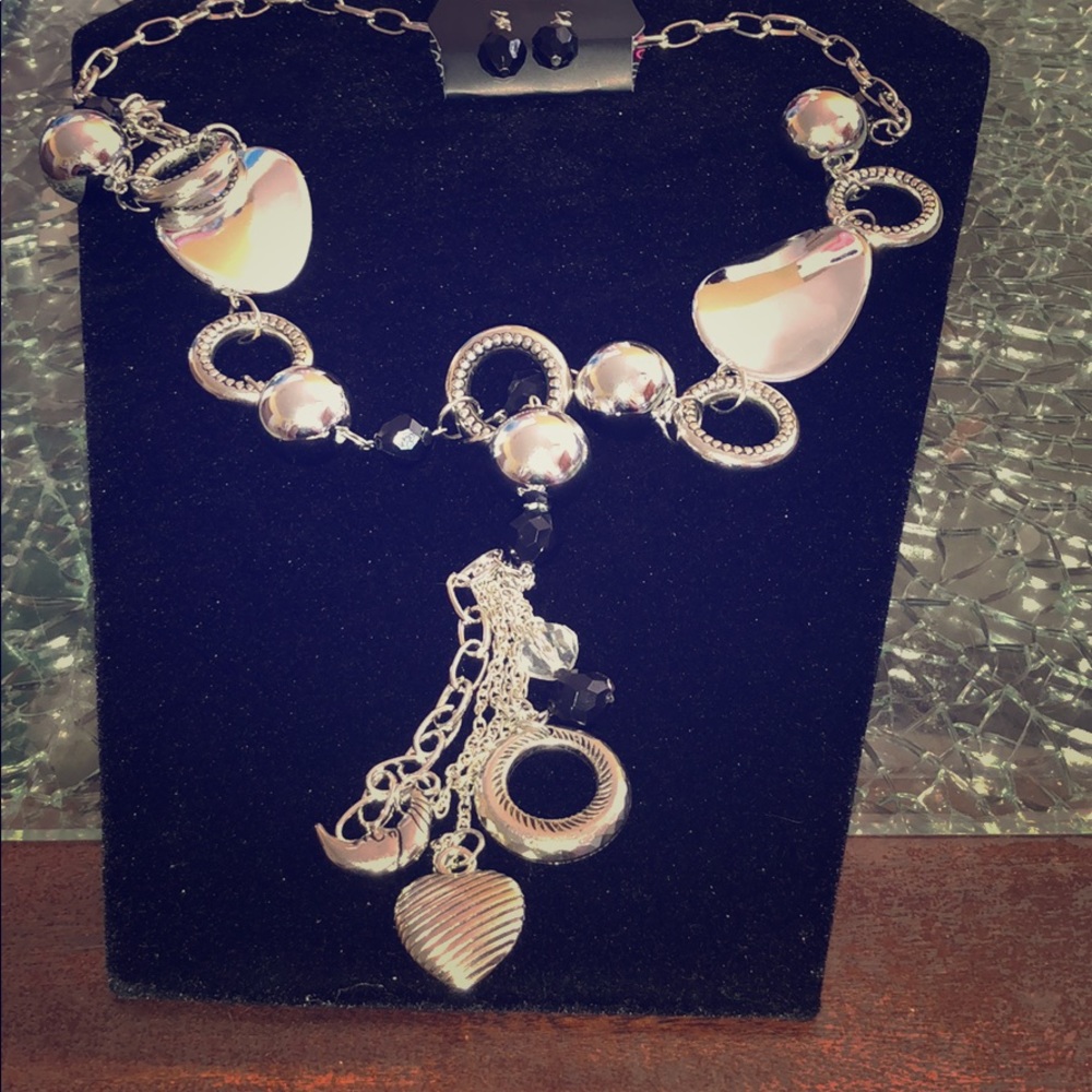 Silver necklace w/ different shapes w/ earrings